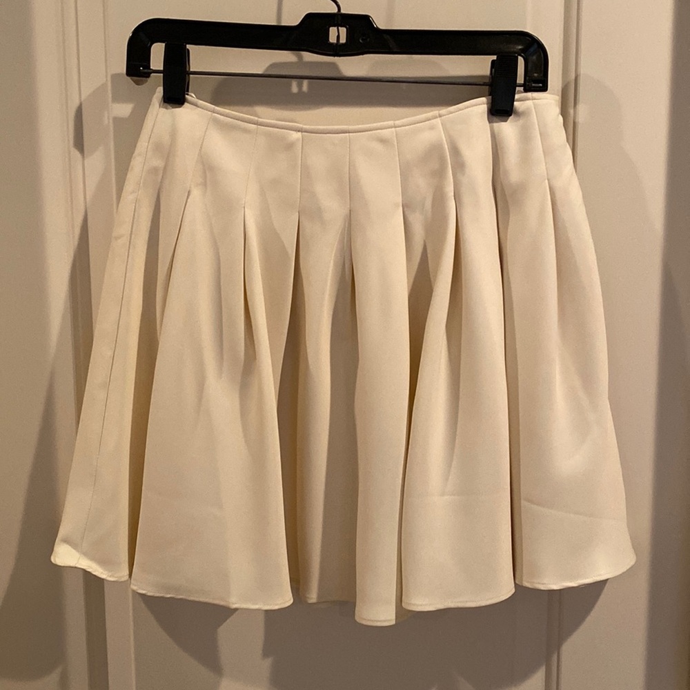 NWT, And Now This, Pleated Mini Skirt in off-white, Size small